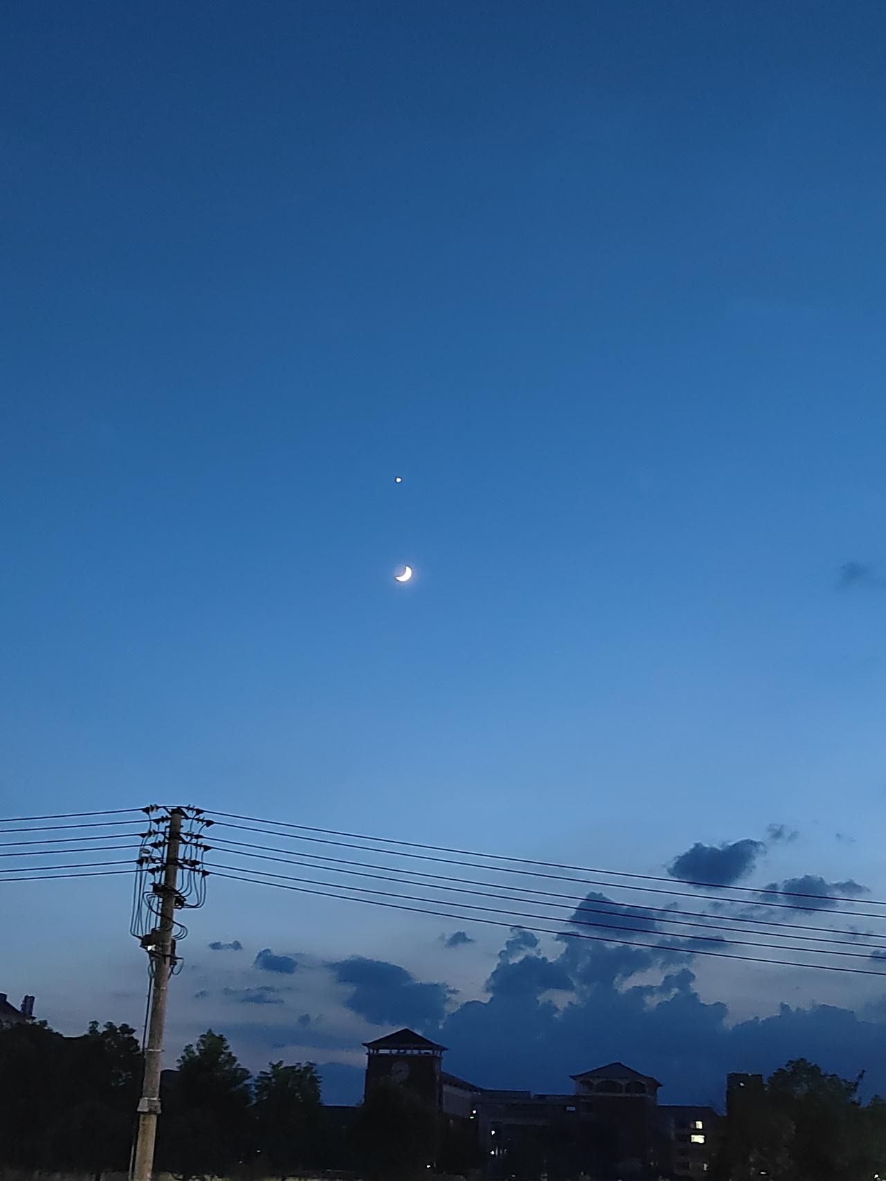 奉新二中上空的弯月与星光

奉新二中位于城南边缘，东西二面挨着农村，南面直接挨着