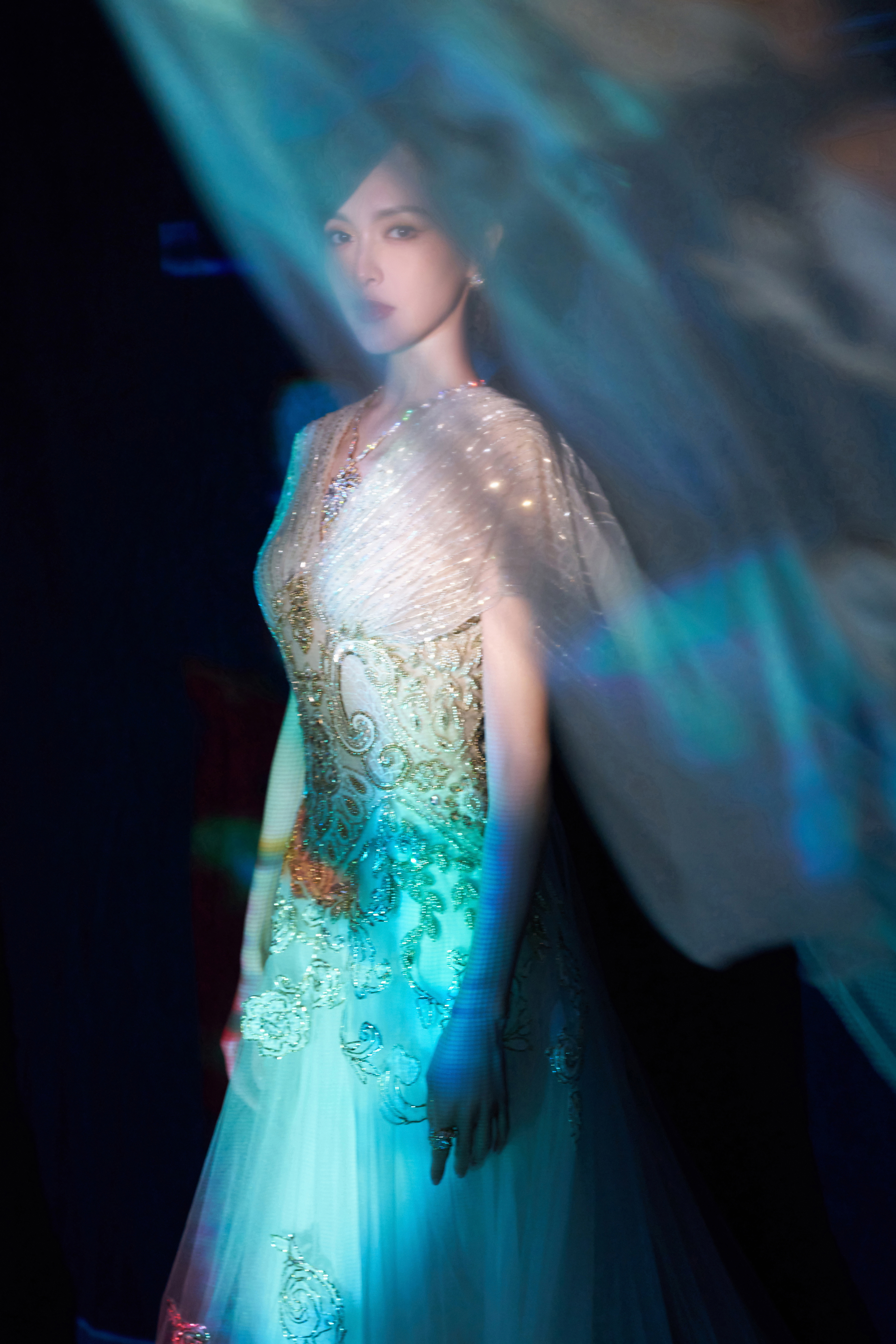 唐嫣温柔不设限：蓝纱裹身，柔美优雅。唐嫣