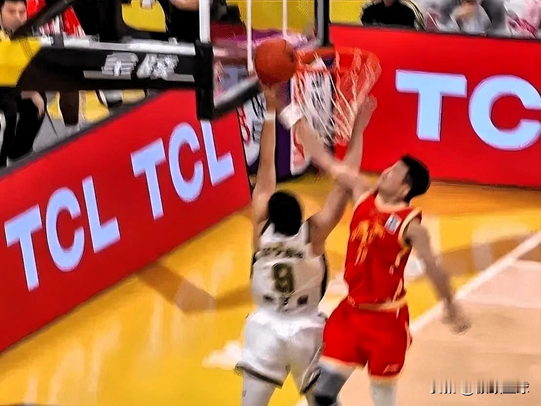 广厦超级巨星孙铭徽真是太欺负人了！在今日辽宁对阵广厦的第二节比赛中，孙铭徽大帽姜