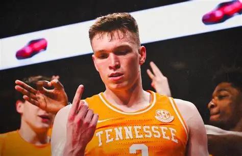 开季两天，NBA 一口气演了四出评估事故，主角全是数字。

浓眉首秀 34 分 