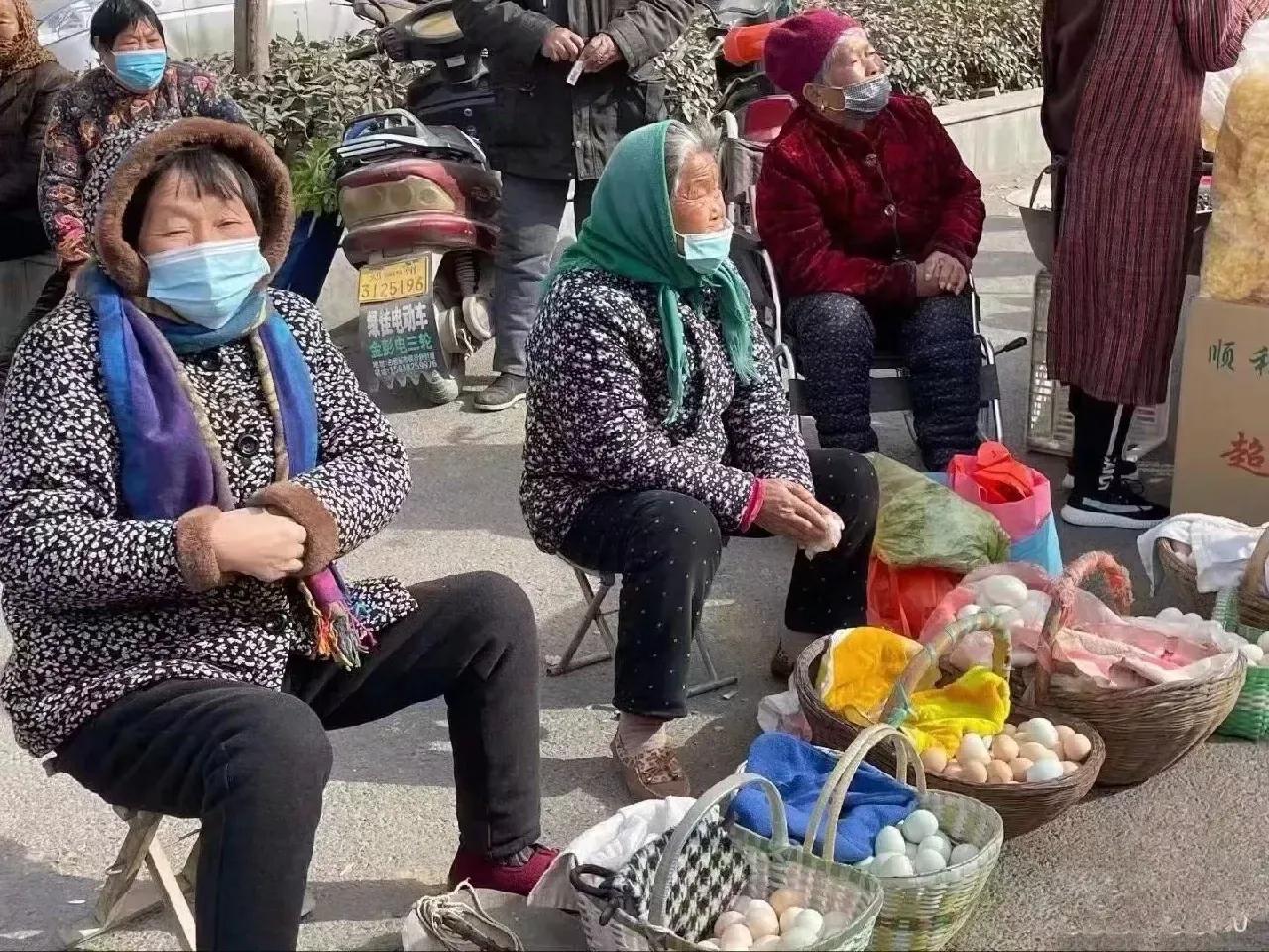 您会购买这些老太太卖的“土鸡蛋”吗？

最近发现小区门口路边总有几个老太太摆摊卖