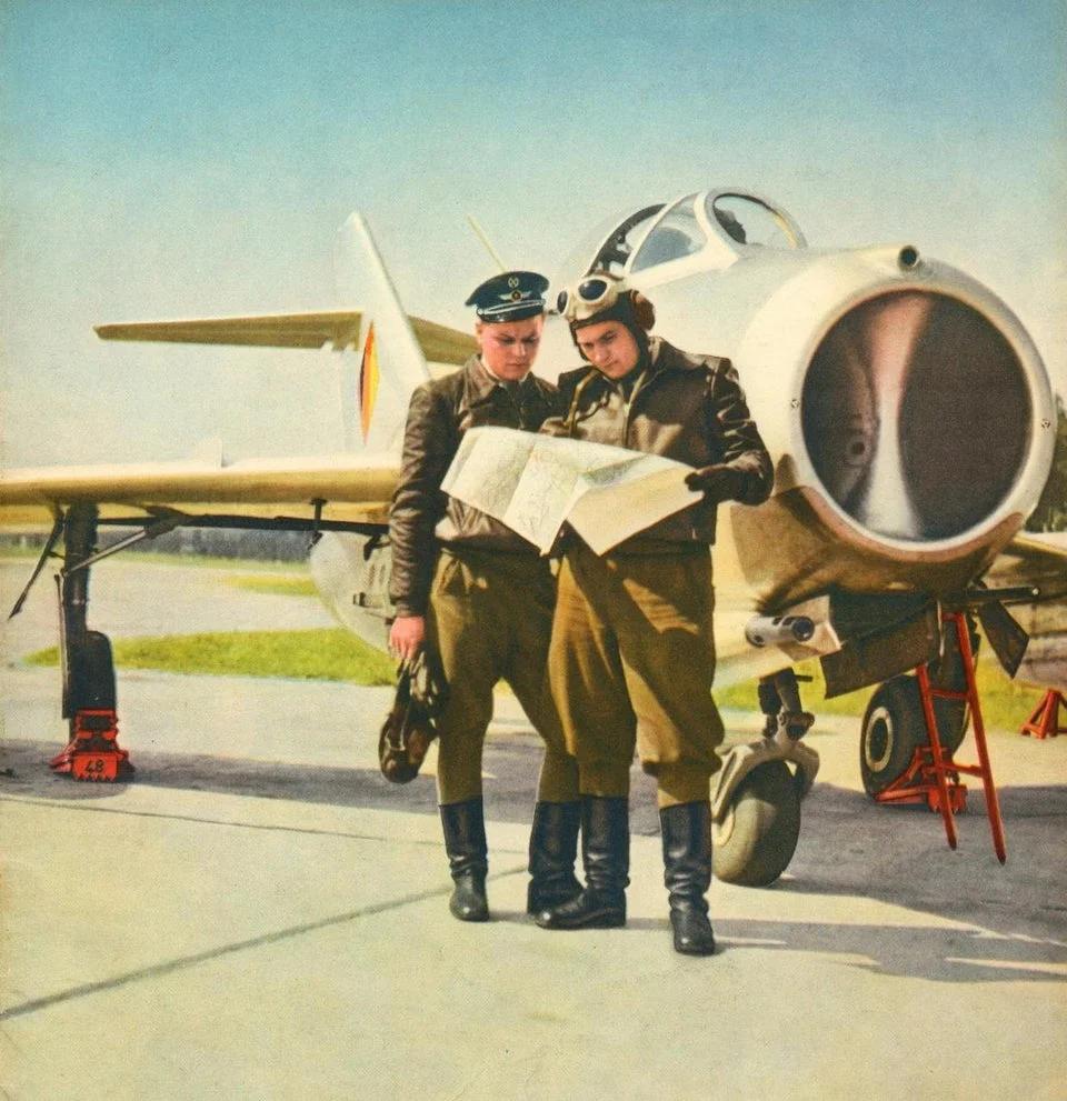 东德飞行员驾驶 MiG-15，1957 年