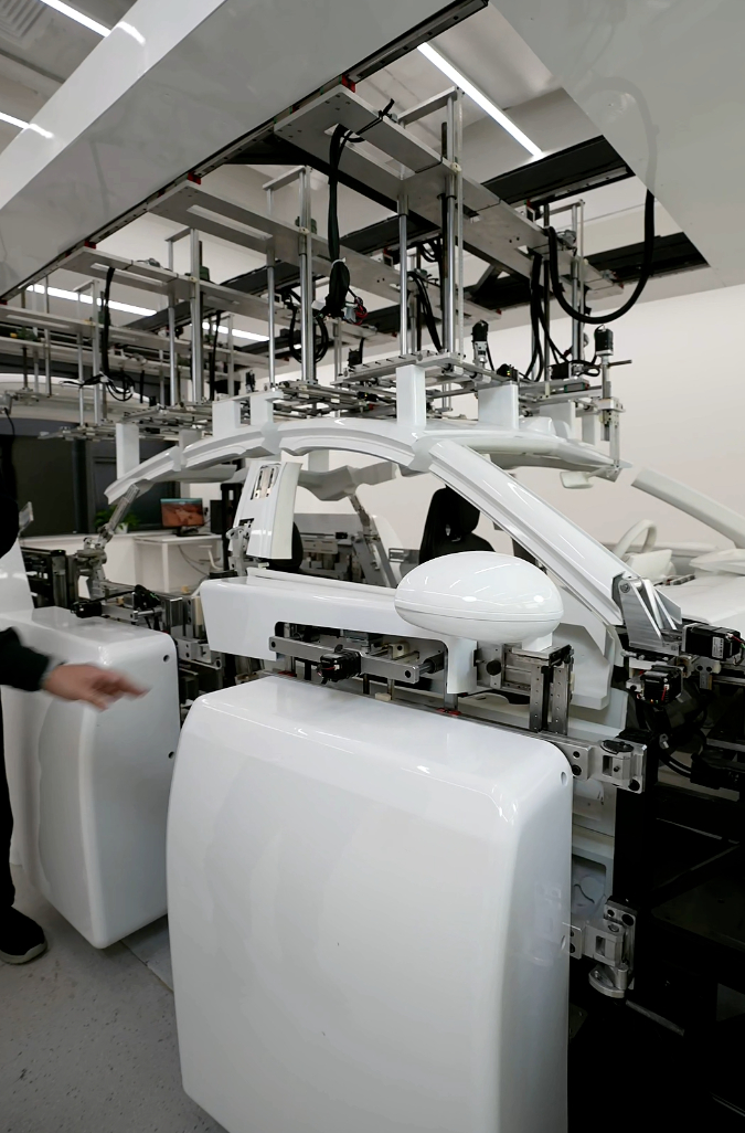 柔性台架的目的就是用一个全部零件可动的模型，去让人测试车子的人体工程设计，能够0