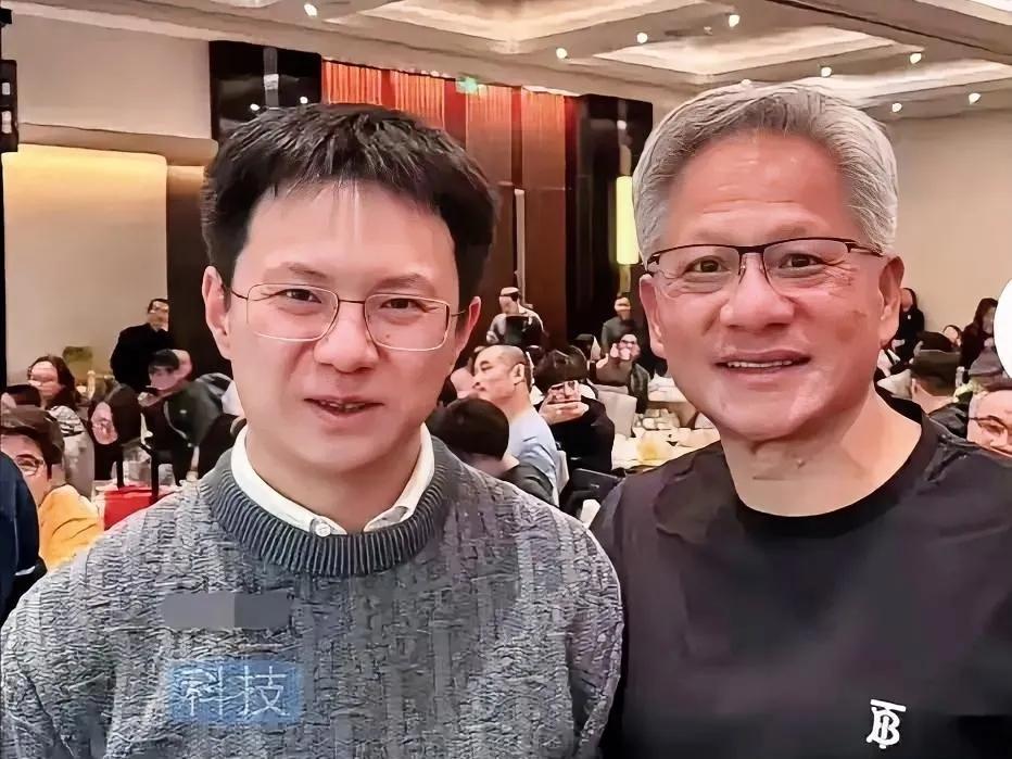 6月初，黄仁勋刚牵着宇树机器人的手登台刷屏，转头就被网友骂上热搜。

说实话，这