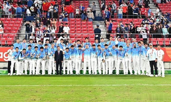 U23男足集体晒奖牌U23亚运夺铜国足0比5惨败冰火两重天！U23国足在亚运赛场