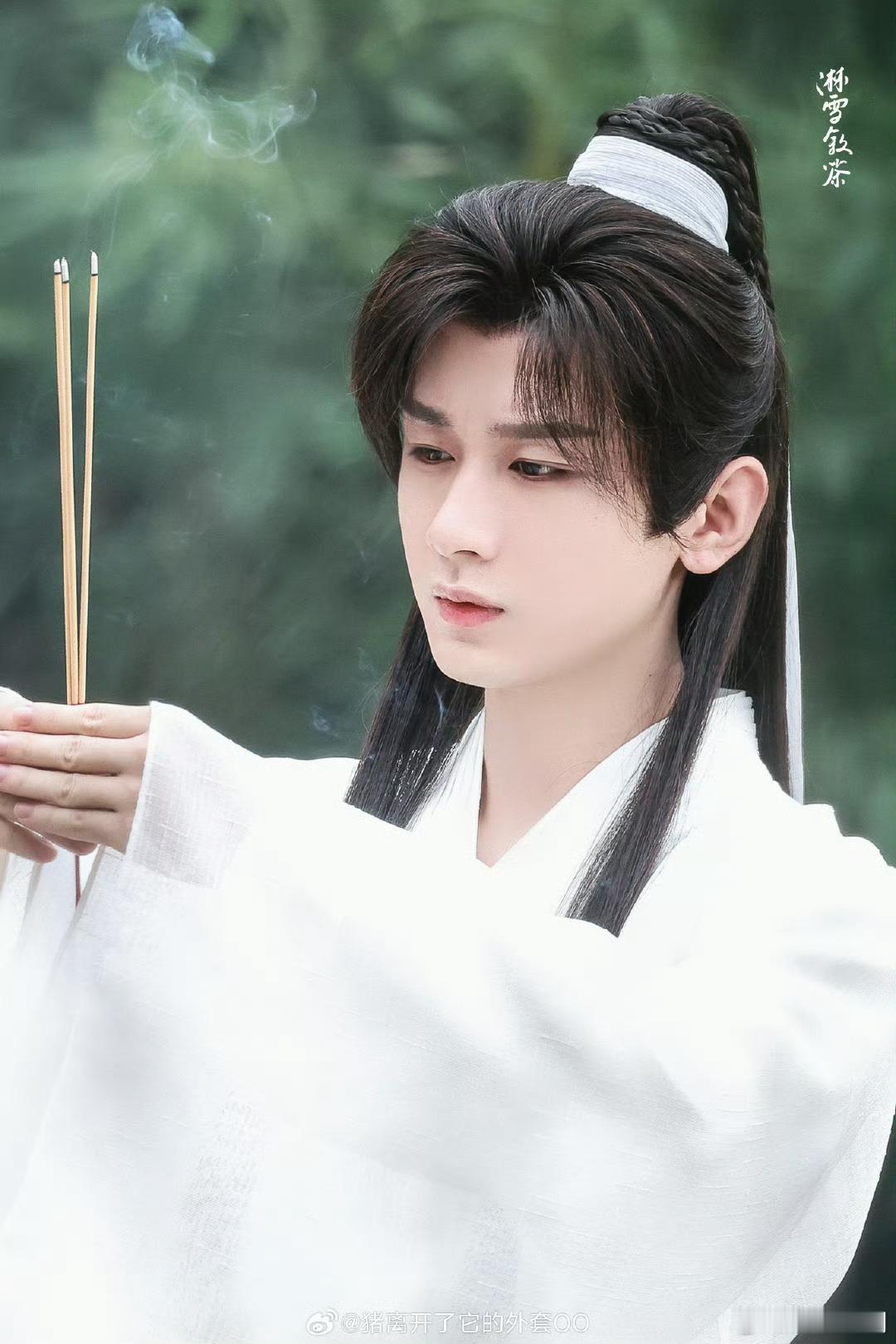 #成毅赴山海白衣少年路透# 成毅赴山海白衣路透，温润如玉的白衣少年太太太帅啦[送