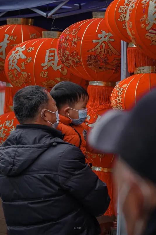 从社会发展角度讲，过去物资相对匮乏，过年意味着能穿上新衣、吃上平时吃不到的美食，