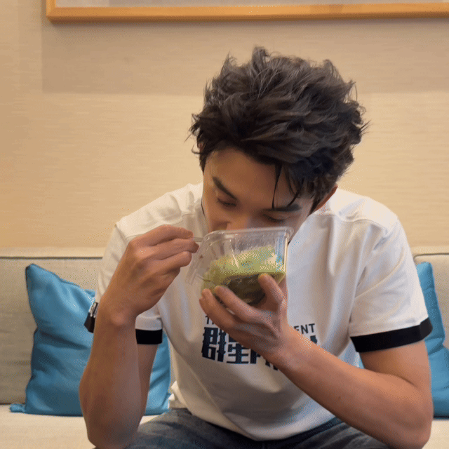 吴磊品尝全黄瓜宴吴磊七月行程vlog 限时美食品鉴师吴磊上线，认真品鉴黄瓜盛宴，
