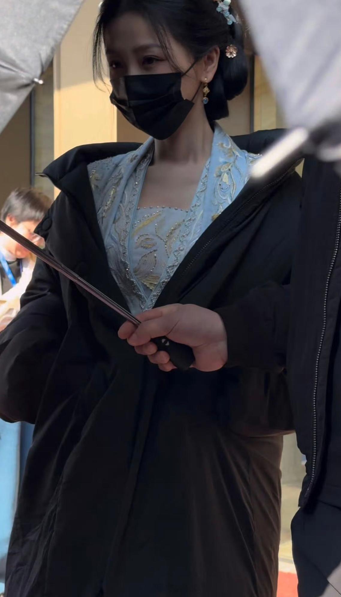 虞书欣云初令蓝裙造型路透来了呀！🐟可太好看了吧！虞书欣云初令出妆 虞书欣云初令