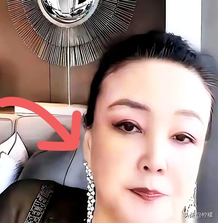 那个为儿子冲了一辈子的张兰，好像突然熄火了。

不对，不是熄火，是彻底换了跑
道