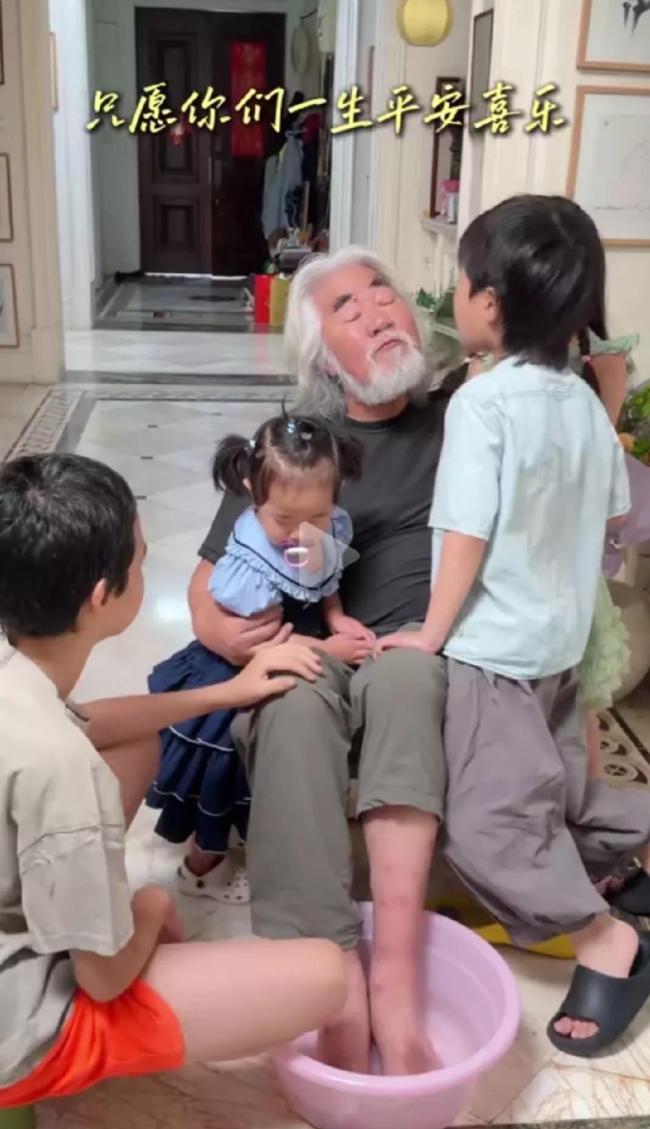 对比张纪中和天赐的父亲老黄，就知道为什么俩人都选择在年近古稀之年要孩子，而境况却