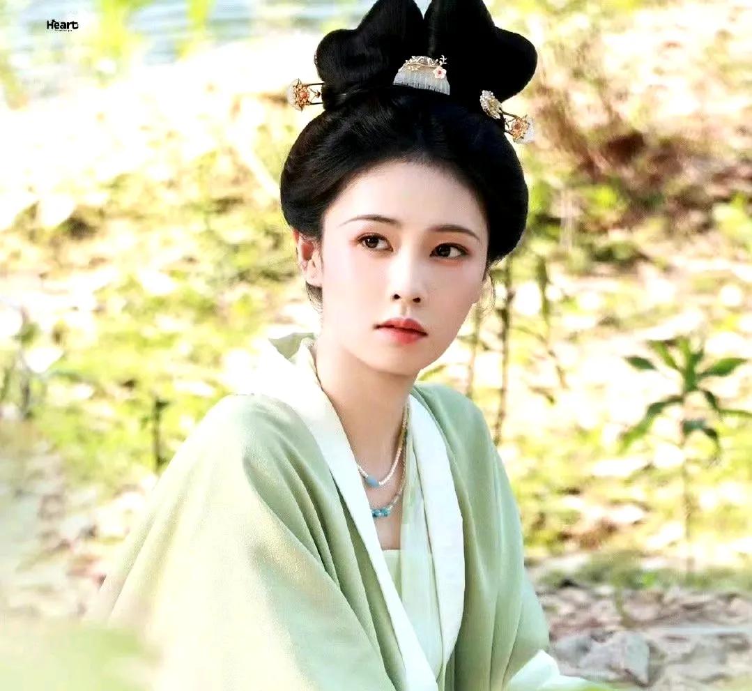 白鹿粉丝吐槽《莫离》妆造，你们觉得需要改吗？

其实每个演员都会有粉丝吐槽妆造的