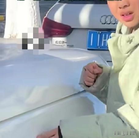 12月31日，内蒙古一男孩骑自行车不慎碰到路边的一辆路虎车，男孩主动给车主打电话