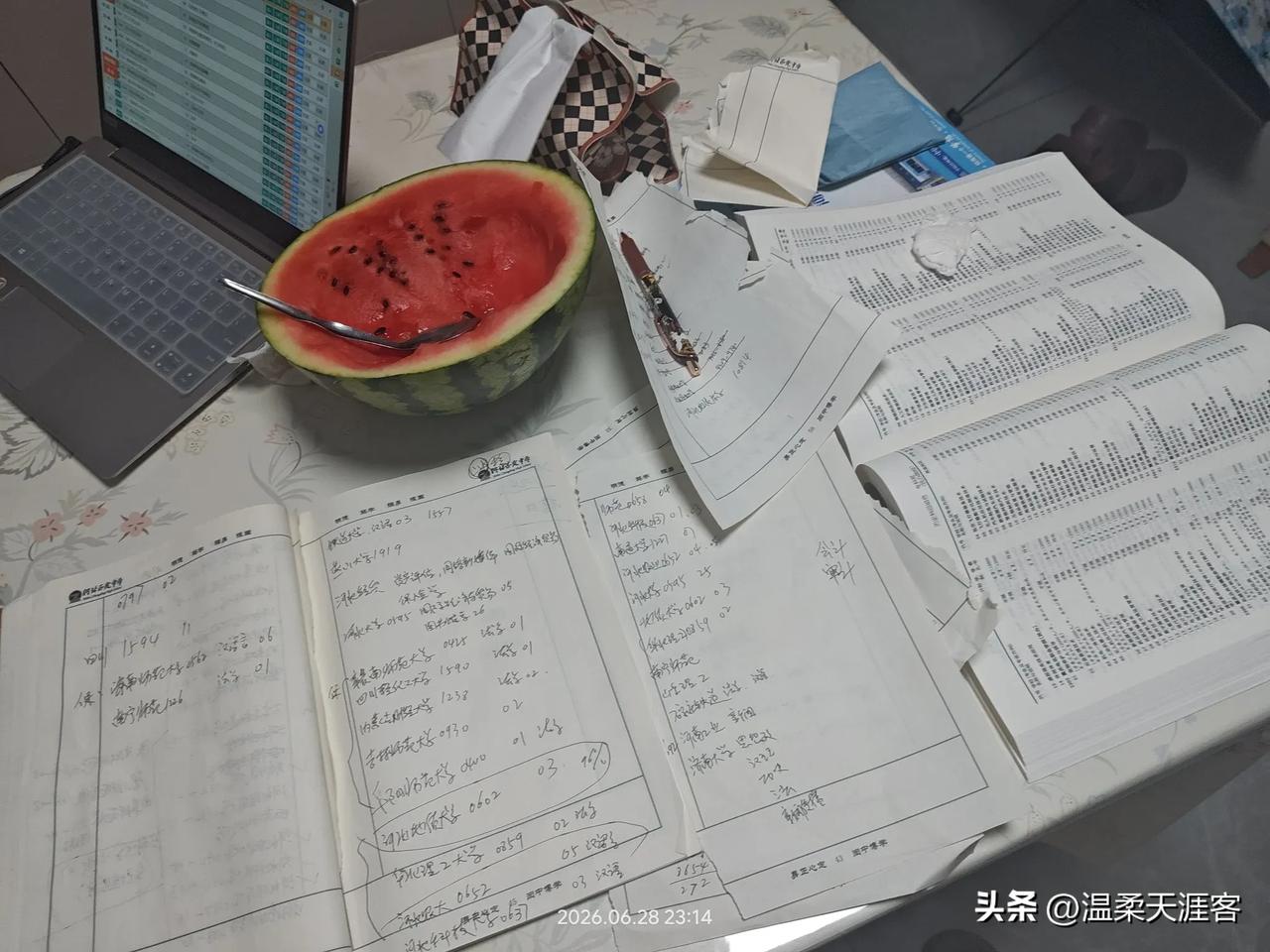 高考结束了

你发现了吗
填报志愿有个规律现象:
700分以上，一张纸就够。
6