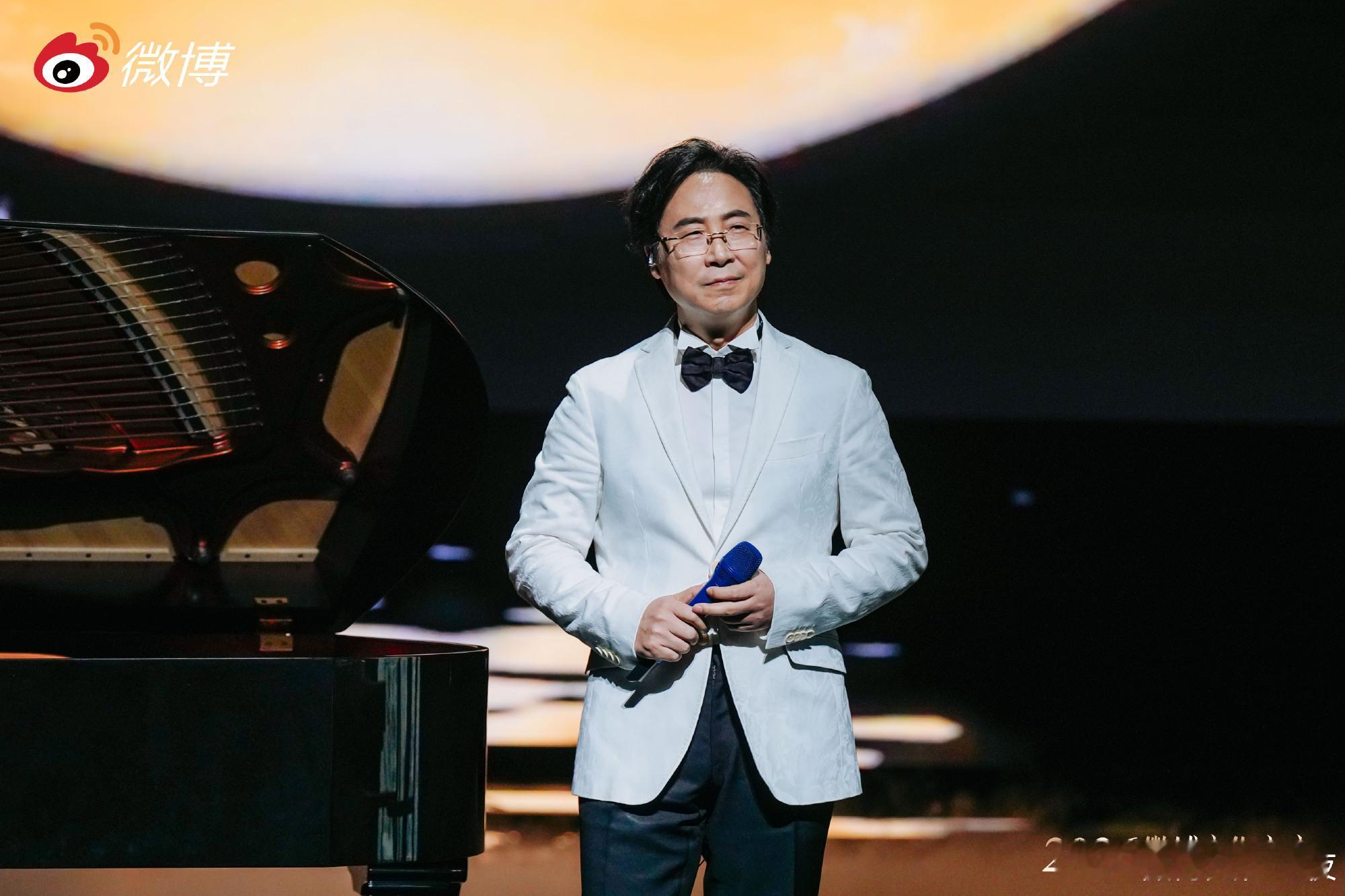 廖昌永一开口就是殿堂级 词传千古，声入人心！院长在 微博文化之夜 倾情献唱《月满