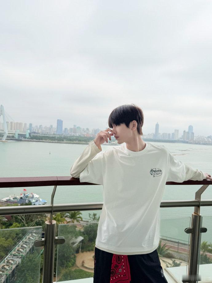 张凌赫白T顺毛松弛感 张凌赫白T顺毛松弛感，素颜帅哥上线，白T墨镜顺毛造型，完全