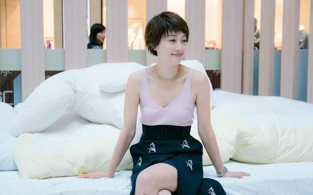 马伊琍发文悼念琼瑶，字字流淌着才华横溢，文采不输演技
“少女时在您书里做梦，青年