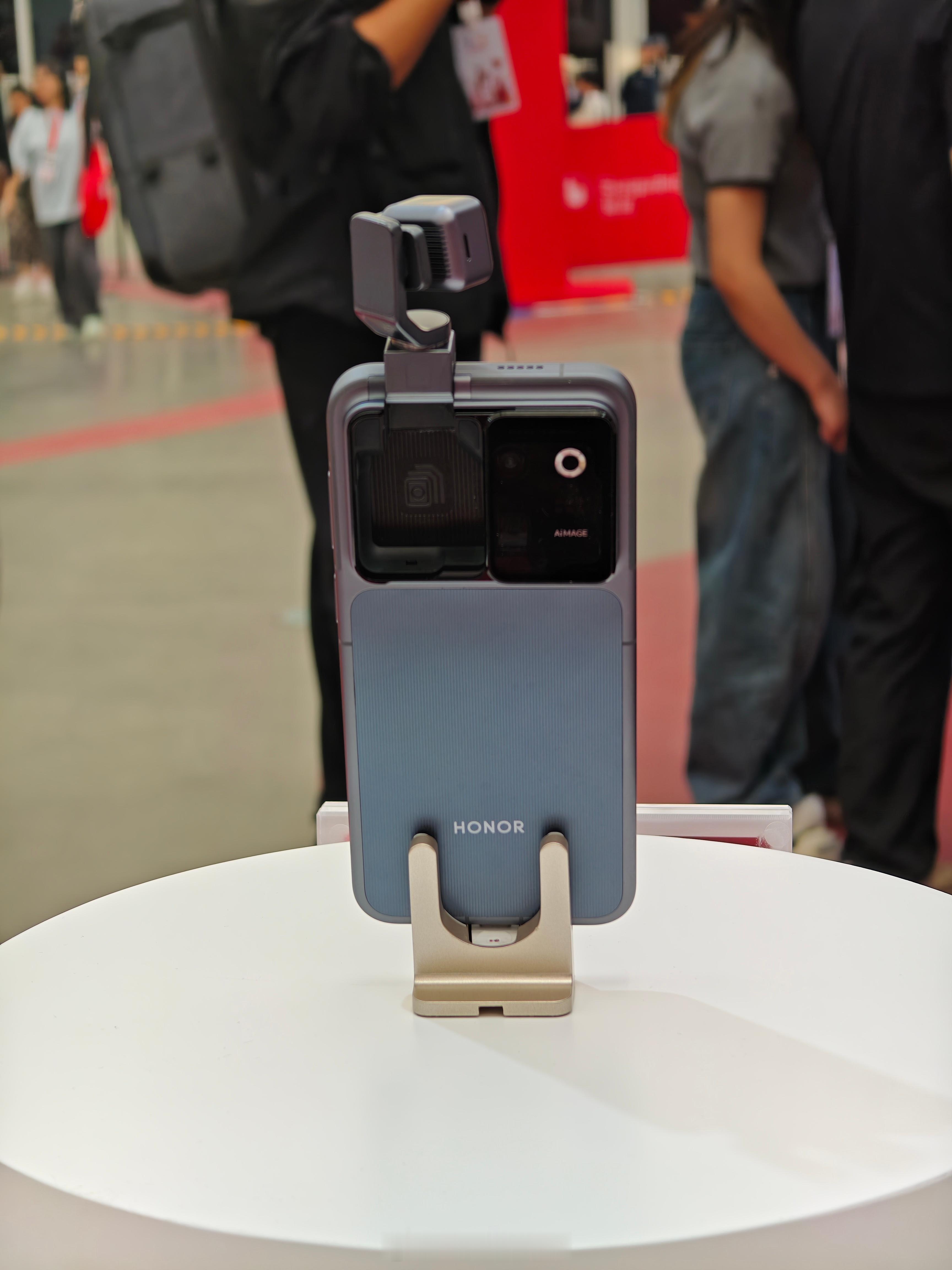 骁友会五周年派对现场见到了荣耀Robot Phone真机怎么说呢，把一个云台相机