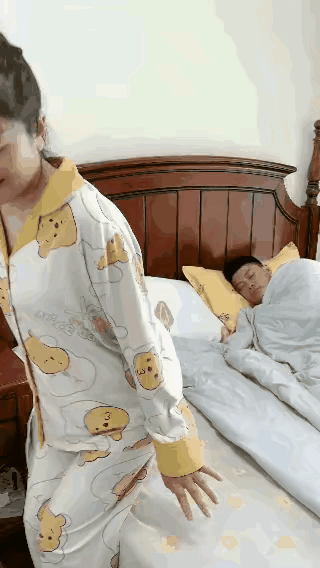 女人难掩内心的激动！可当她颤抖的手摸到空空的枕头时，心瞬间凉啦！

豆包说：别怕