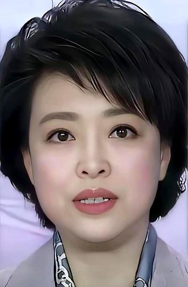 那个每天替康辉念稿的女人，终于被找出来了。20多年，《新闻联播》里最硬的稿子，那