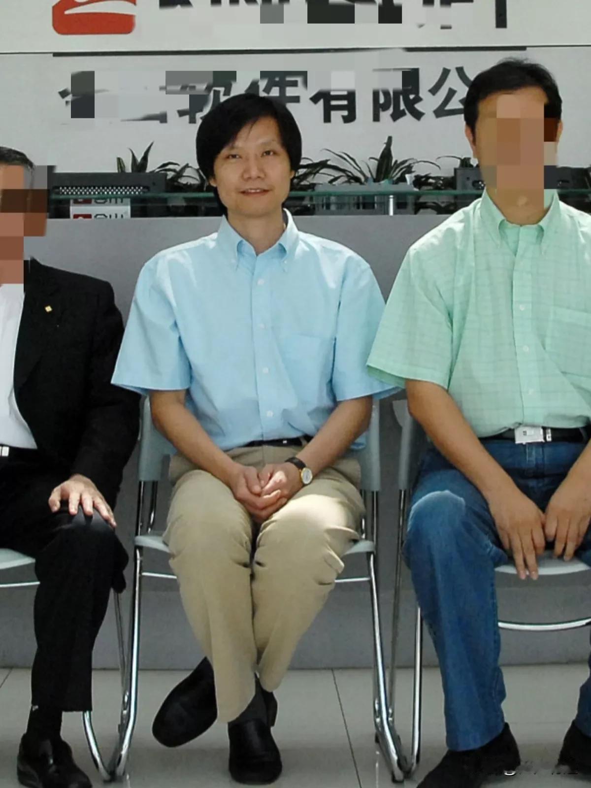 事实证明男人还是要胖一点，壮一点好看。看看曾经的雷军，清瘦单薄，身体装在衬衫里空
