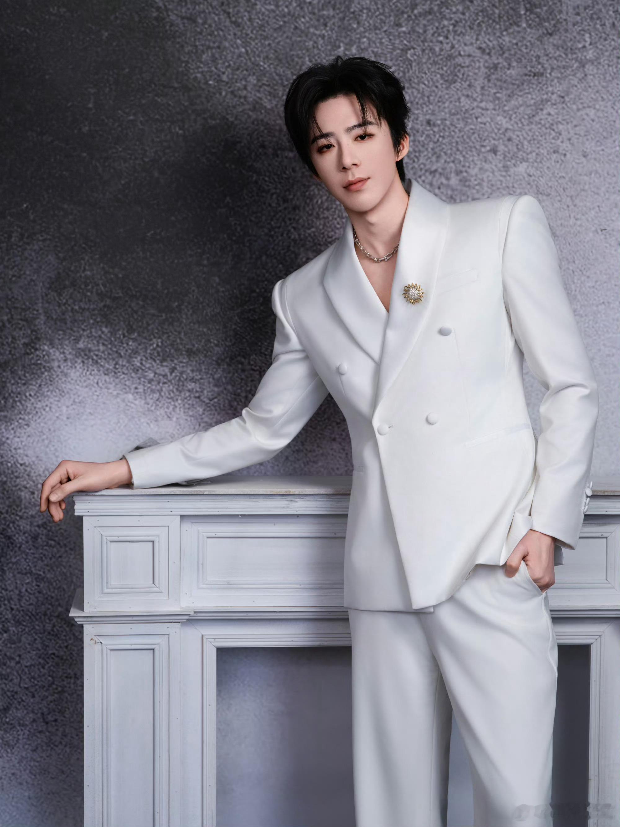 刘宇宁｜微博之夜内场 刘宇宁身穿上周刚在巴黎发布的 Peet Dullaert 