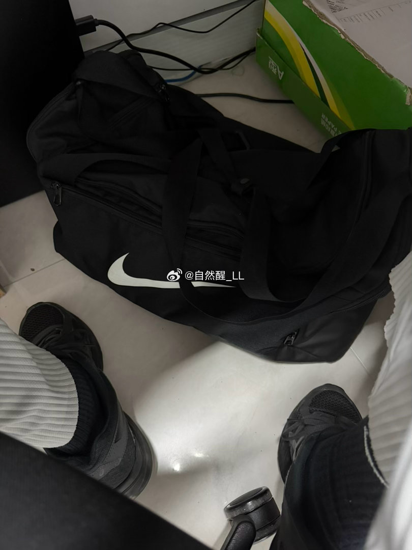 本来说今天下午要出差，早上带了个雷霆大包来公司。现在因为流程卡住了，要推迟到明天