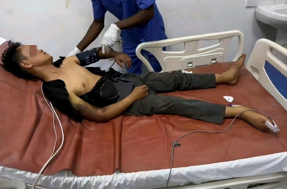 27岁网红“曾舒记管家婆”在非洲的遭遇太惨了！他在坦桑尼亚被另一名中国博主“非洲