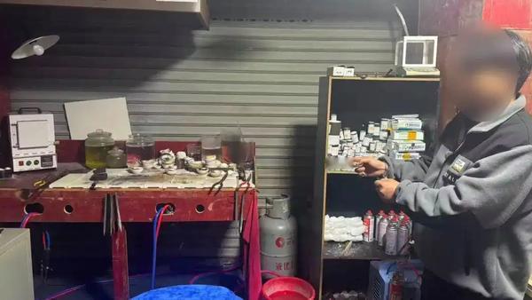 由于金属铼的密度与黄金高度接近，且具有极高的熔点和耐腐蚀性，传统的“过火、过水、