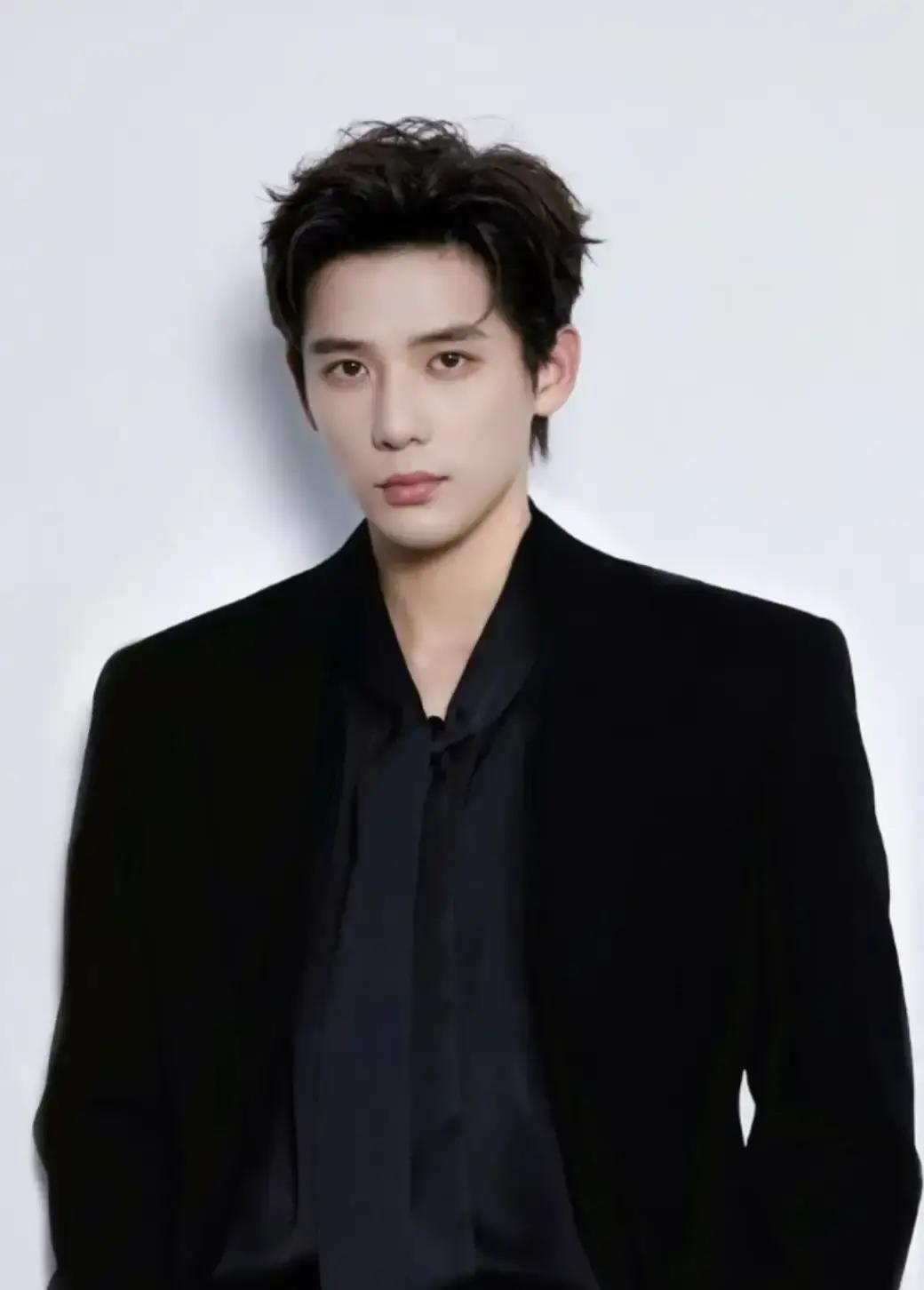 王安宇站上白玉兰颁奖台当主持，弹幕齐刷“稳”谁能想到六年前他还是选秀里被一笔带过