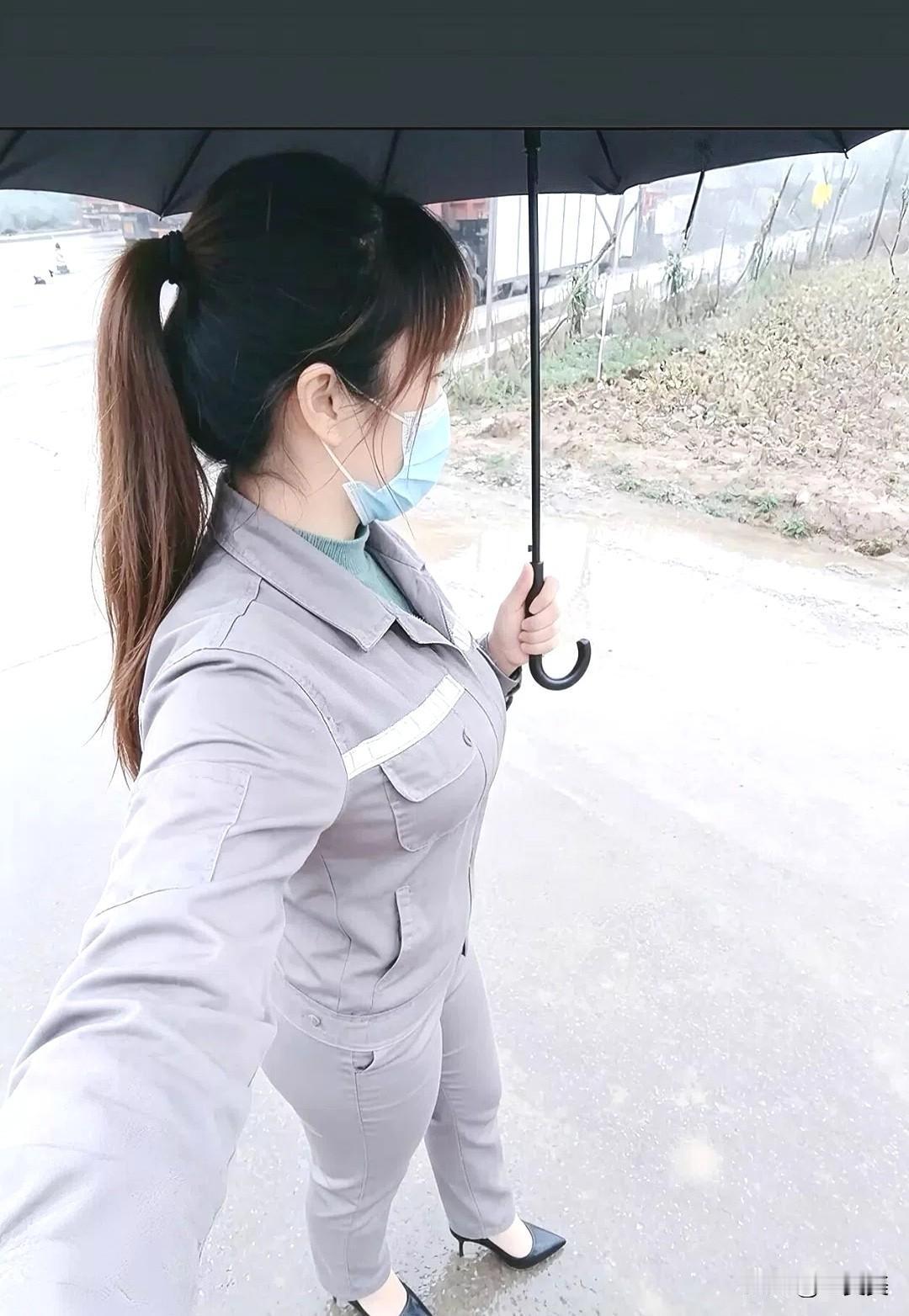 撑一把伞站在雨中，人到中年，慢慢读懂了生活。
上有老人要照料，下有孩子要牵挂，一