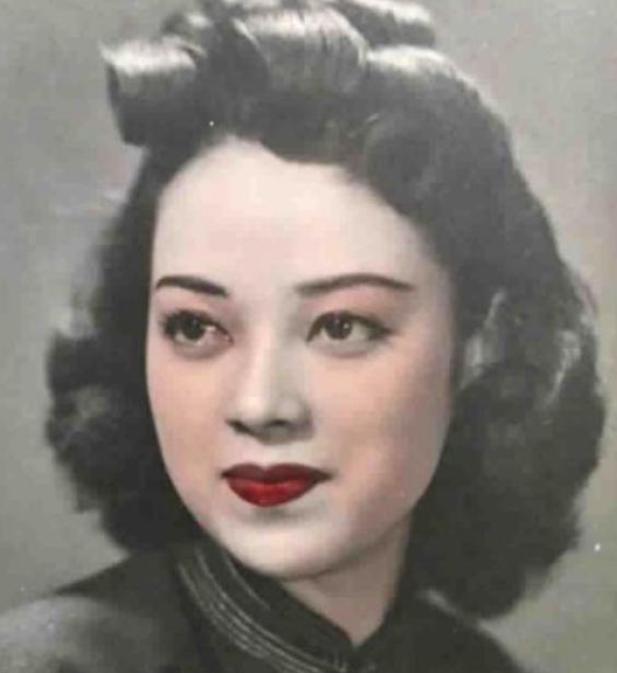 1945年，女汉奸李香兰将被执行枪决，谁料，临刑前她突然解开胸口扣子，从里面掏出