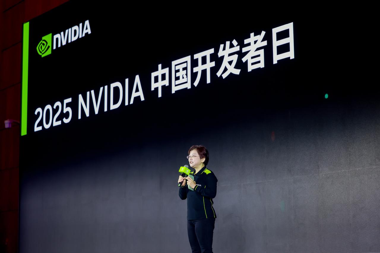 中国开发者日 2025 的主论坛环节，NVIDIA 全球副总裁刘念宁致开幕辞，强