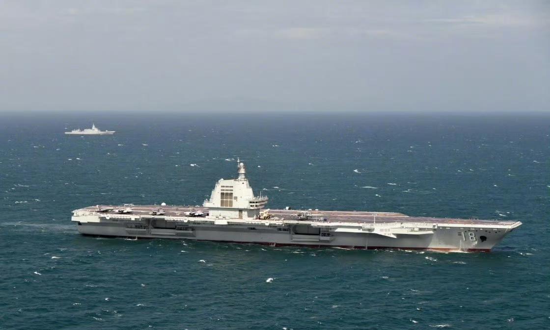 近日，由海军福建舰、延安舰、通辽舰等多艘舰艇组成的航母编队在完成海上实兵实弹训练