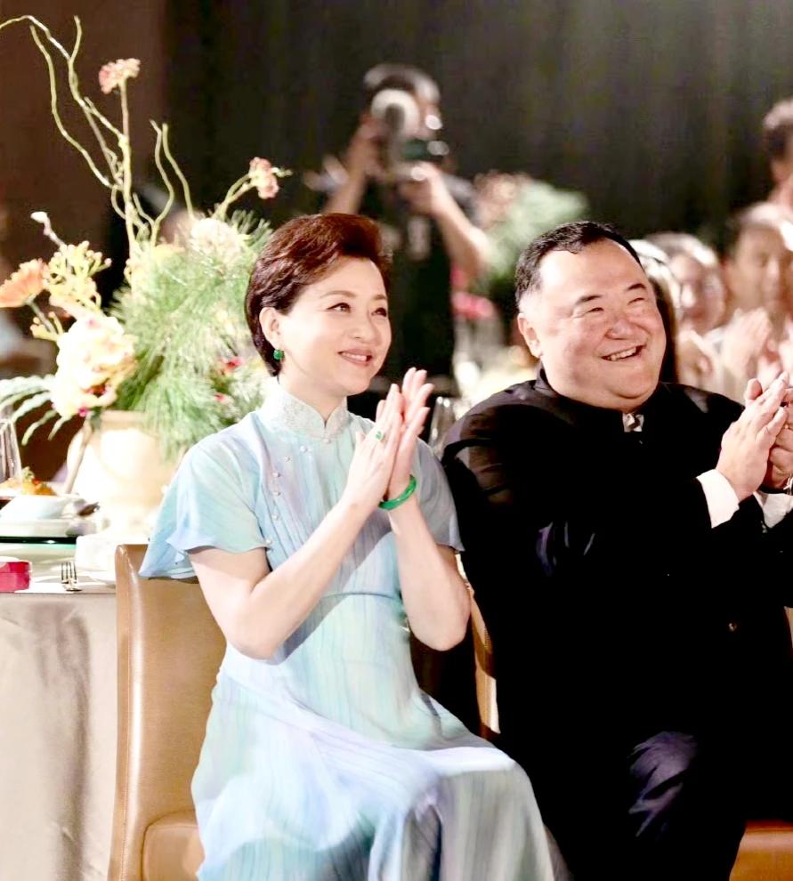 杨澜跟帅气老公秀恩爱，
评论区炸了！
今天一大早杨澜悄悄撒了一波狗粮，晒出和老公