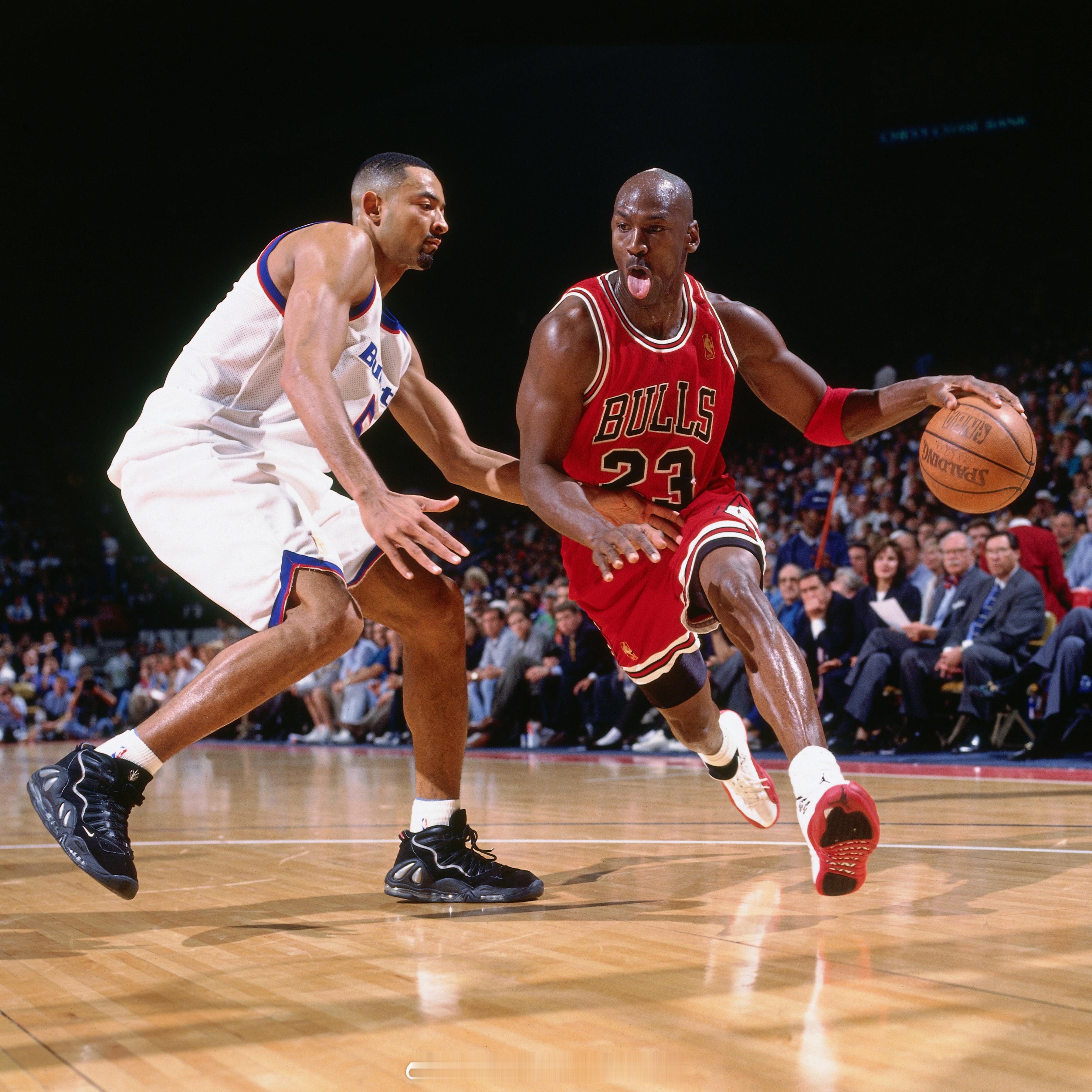 1997年，朱万-霍华德防守迈克尔-乔丹 