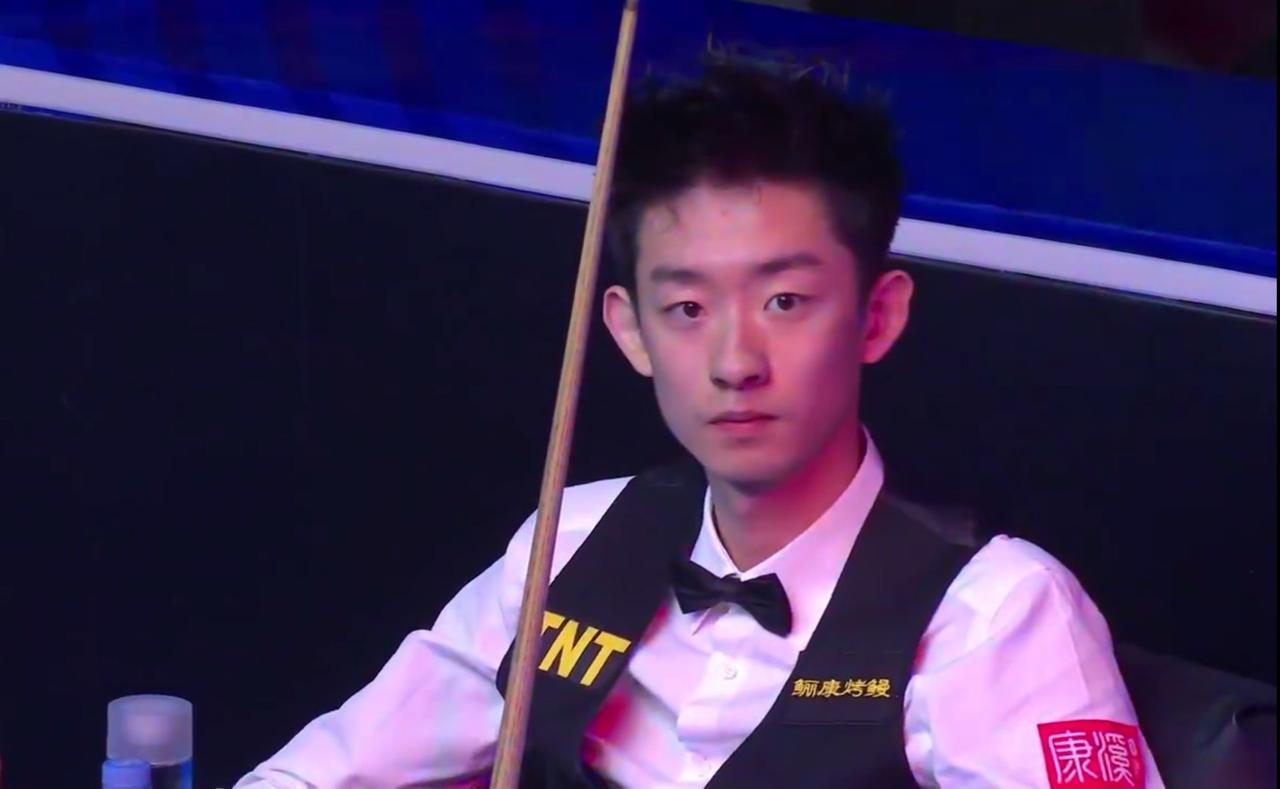 小周落后小吴平，想进8强得尽心！

下午2点，2026世界斯诺克进入8强战，国手