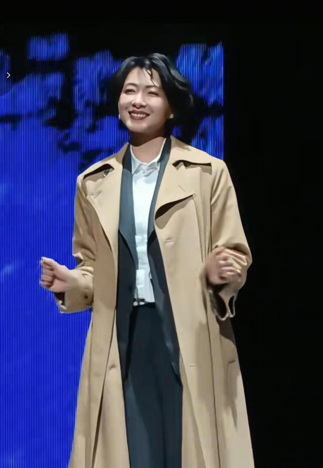 救命！谁能拒绝万茜啊！
        以前只觉得她演技好，直到这次舞台和《八千