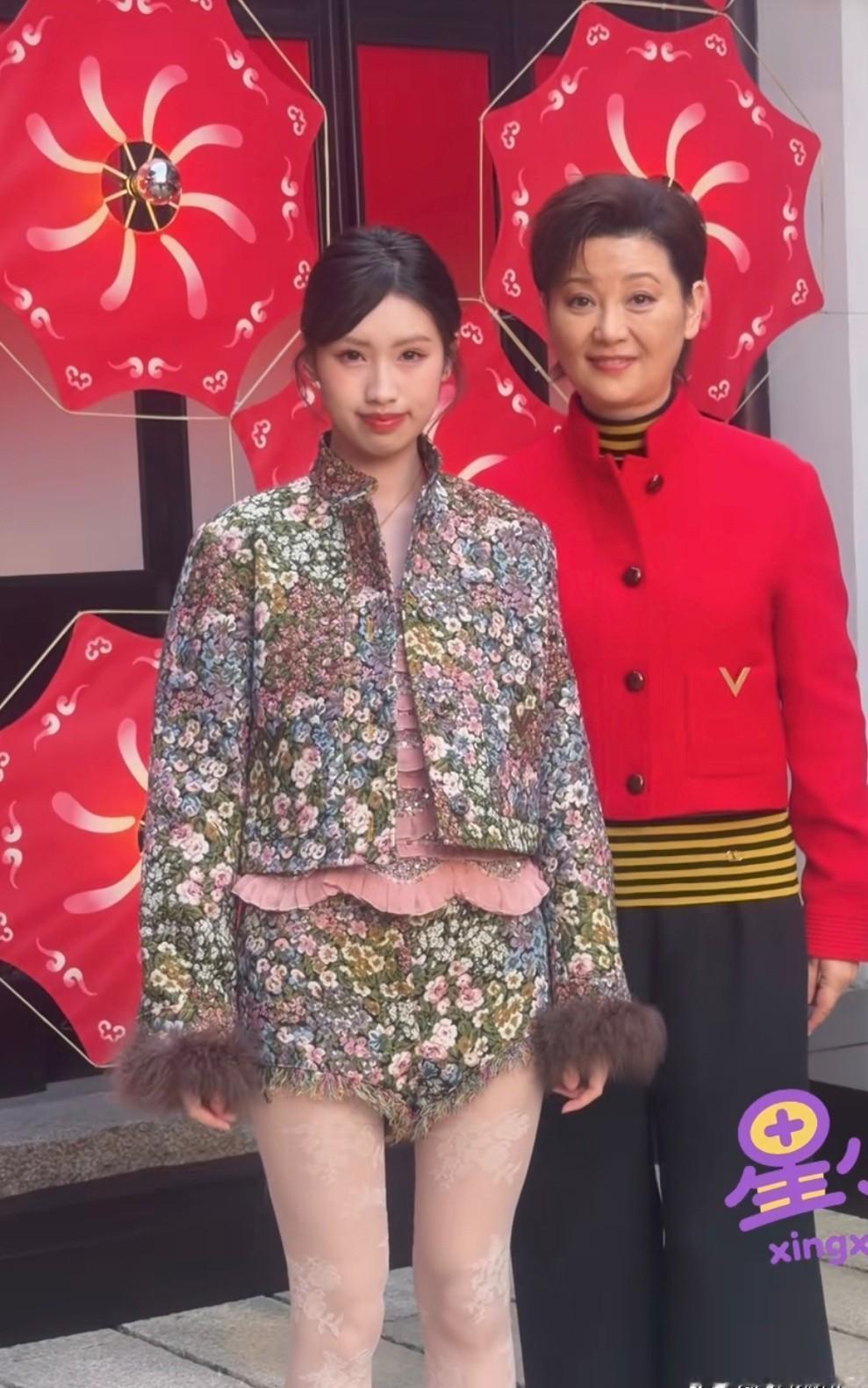 冯小刚女儿当副导演了，但评论区还在吵她的长相。
这事儿挺讽刺的。
一边是父亲用行