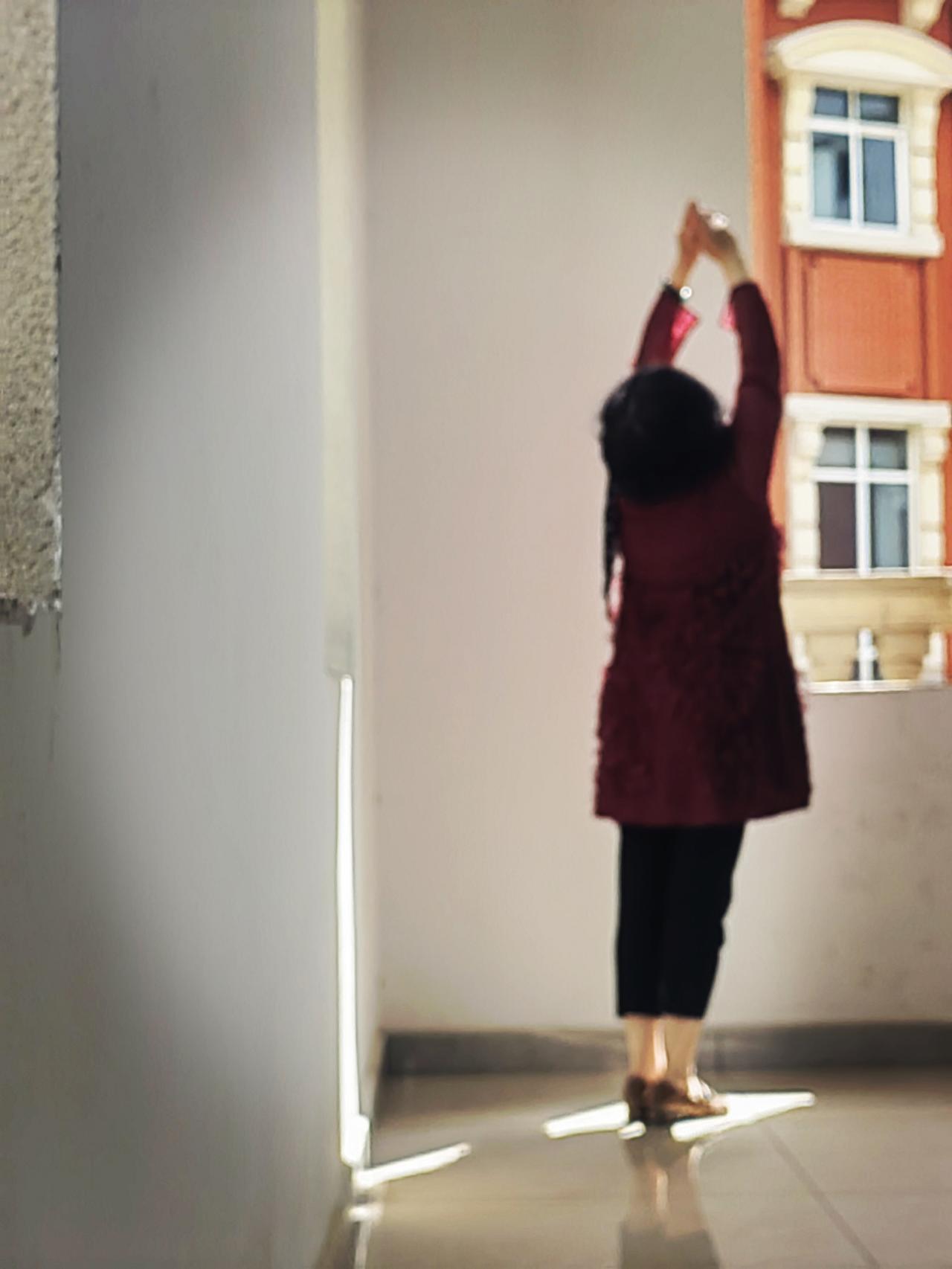 你说，为何
男人都钟情于和外面的女人相伴呢
只因那新鲜感作祟啊
没有柴米油盐的琐