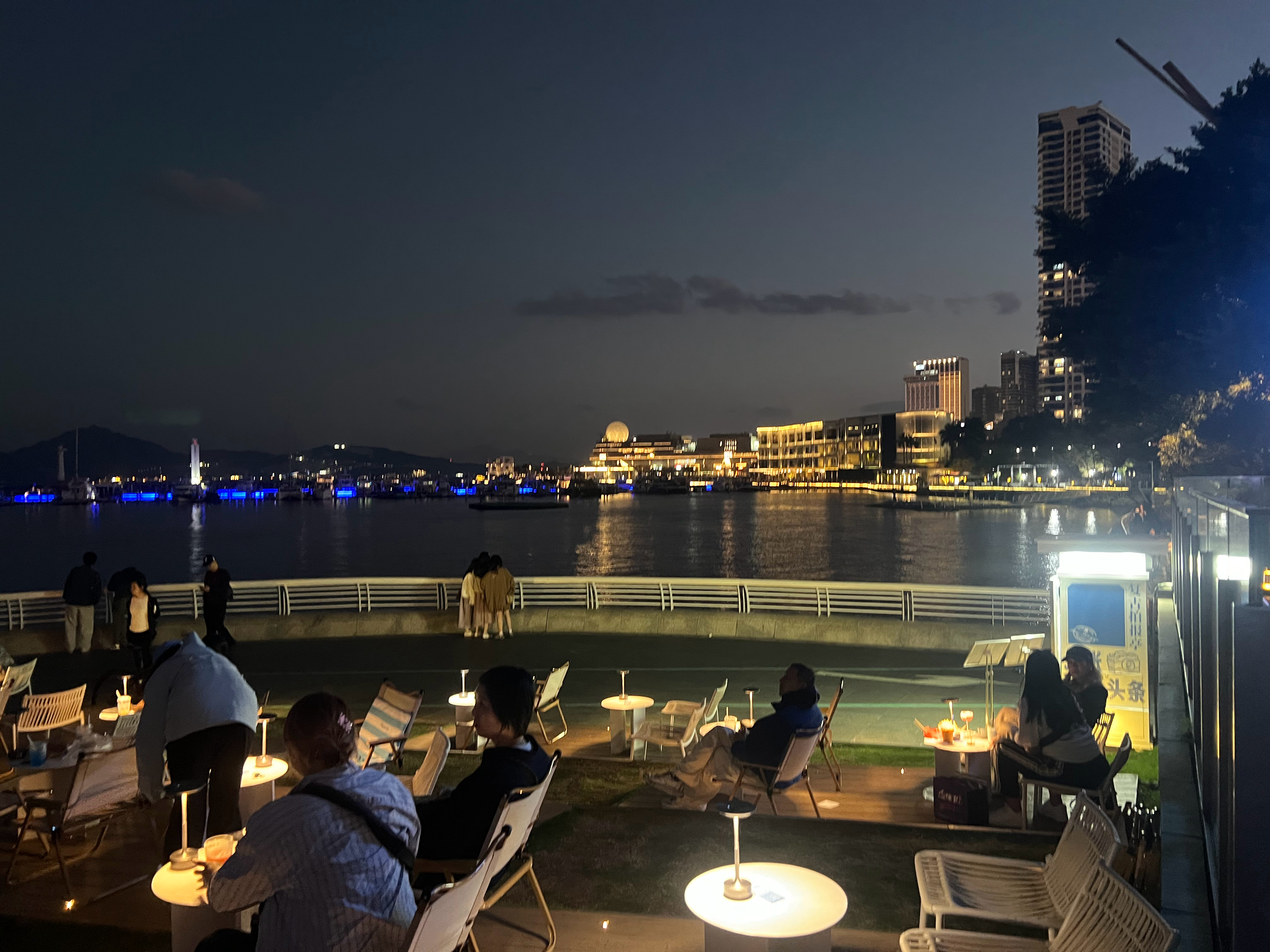 深圳已于3月18日入夏入秋千难万难，入夏一往无前。冬天的厚衣服都没机会穿，又得收