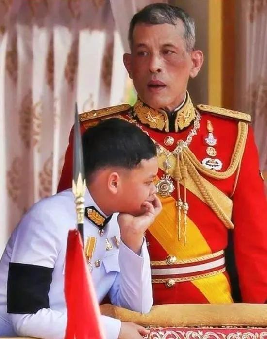 皇宫深似海，泰王女人多多。提帮功总是一副不聪明又不帅气的样子，若是他有他爸爸年轻