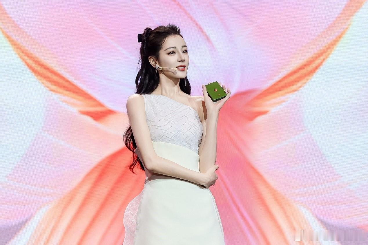 6月25日，联想在杭州举办夏季发布会，重磅推出AI终端“一体多端”战略。发布会展