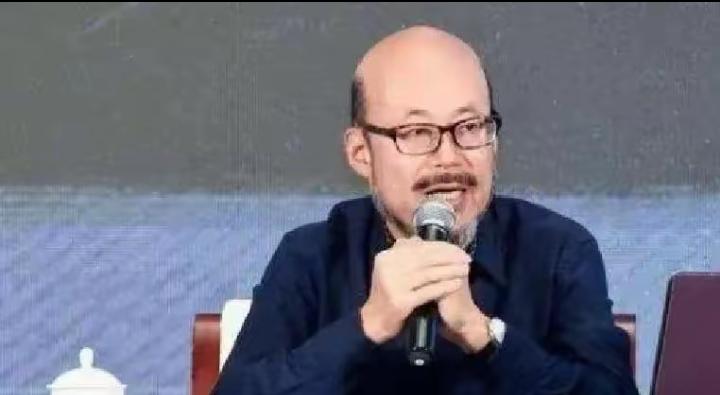 哲学家王东岳说过一段很刺耳的话：“中国社会道德溃败的根源，在于上层精英率先撕毁了