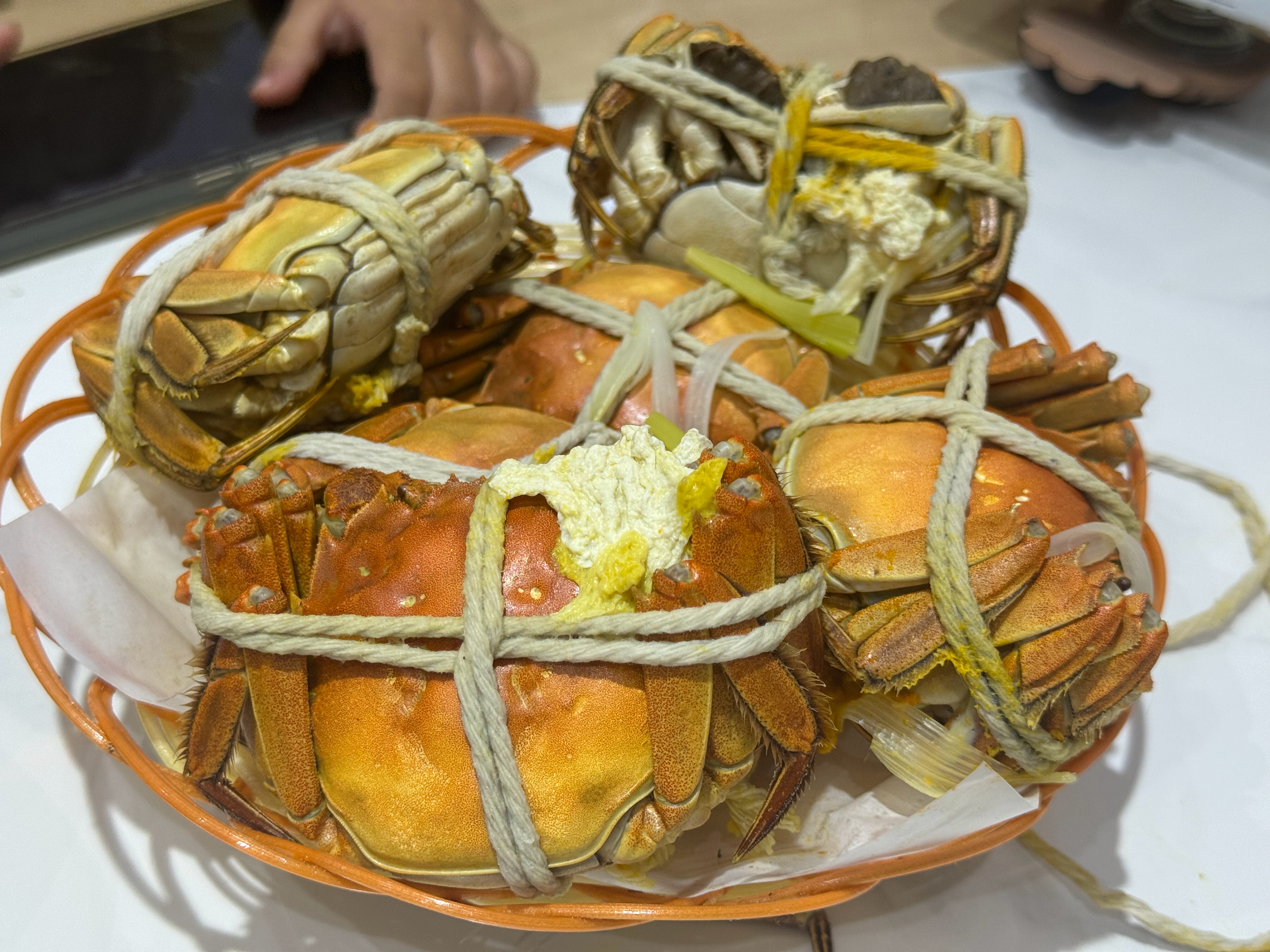 哈哈，今天吃上正宗的阳澄湖大闸蟹了。给妹妹吃的根本停不下来。我说这得感谢姨姨。下