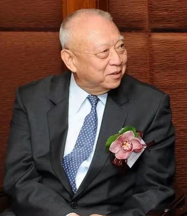 董特首经常说的1句话：做骄傲的中国人。他生于上海，11岁才去的香港，那时候他只会