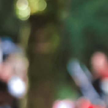 #易烊千玺[超话]#易烊千玺真的好帅呀，望花散步感觉特别的有氛围感，扑面而来的生