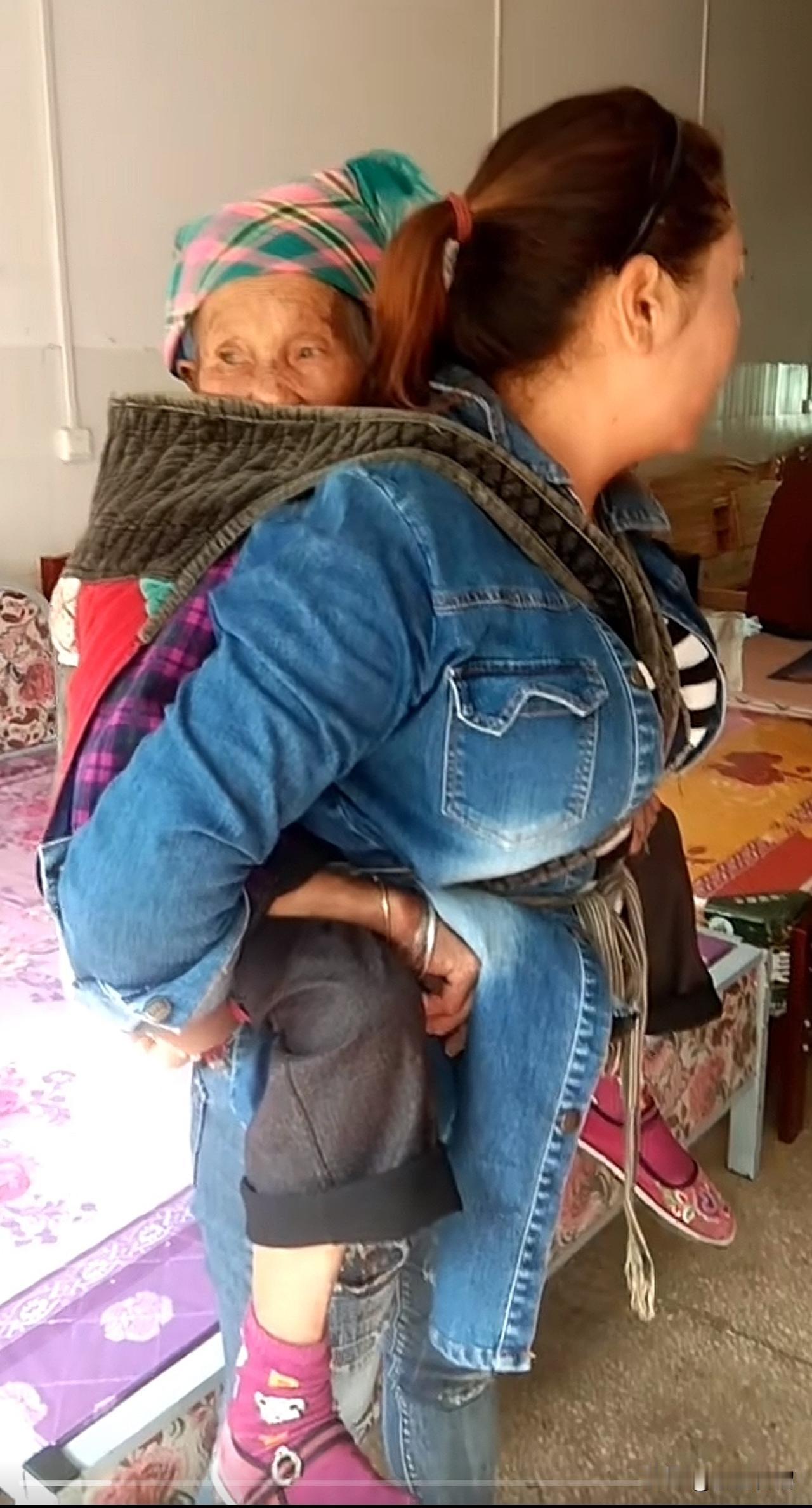 这一幕，谁人看了能不感动！
        常言道“百善孝为先”。在云南文山，有