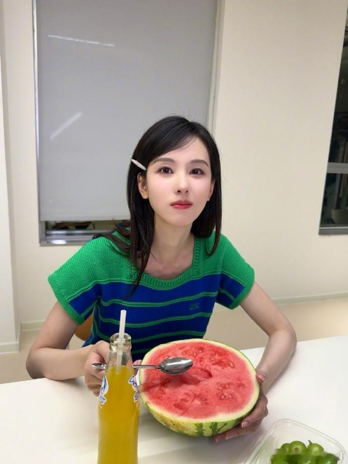 陈都灵吃西瓜陈都灵西瓜甜妹捧着一整颗西瓜的陈都灵好灵动，live图自带动态温柔感
