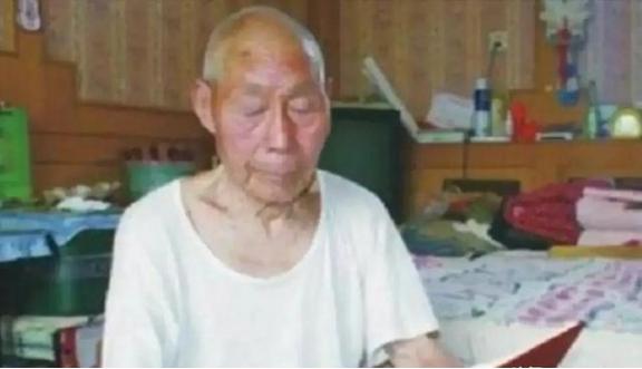 1949年，金门战役中，我军登岛的9000名将士全军覆没，不是牺牲就是被俘，10